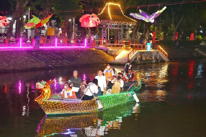 Wisata Malam Romantis di Sungai Kalimas Surabaya Ala Venesia